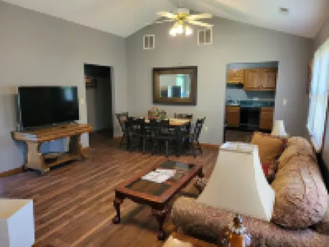 1500 Sq.ft. of Quaint Comfort in the heart of Olney close to downtown! 奧爾尼酒店