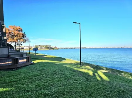 Lake Condo , Cozy and Modern 1 Bedroom 1 Bath. Отели рядом с достопримечательностью «Парк Уан Элевен Ранч»