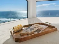 Top Floor Oceanfront Retreat, a Short 3-5 Minute Walk to the Beach 索拉納海灘酒店