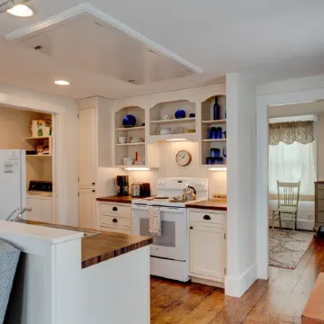 Charming Cottage on quiet street in Historic Eastport
