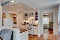 Charming Cottage on quiet street in Historic Eastport