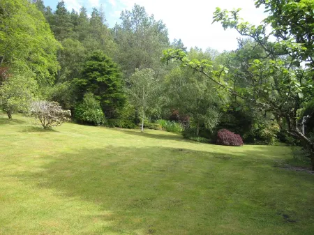 Fabulous House with Stunning Sea Views to Skye. By NTS gardens. Great Privacy. Отели рядом с достопримечательностью «Museum Kyle Line»