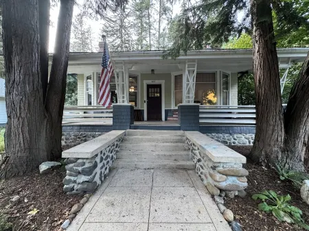 Craftsman Charm, 2-bedroom house with AC, WiF, Tranquil Setting