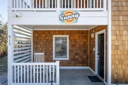 Updated, Corolla Home; 5 mins to Beach, Heated Pool, 2 Hot Tubs, Game Room