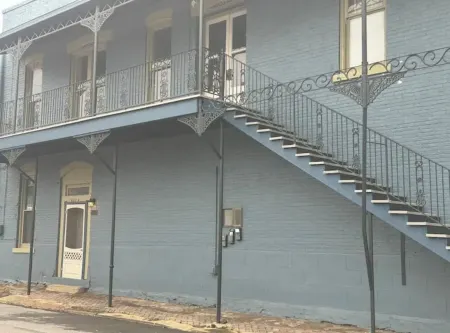 The Nook at Main Street Suites: Cozy studio apt in downtown Van Buren, AR