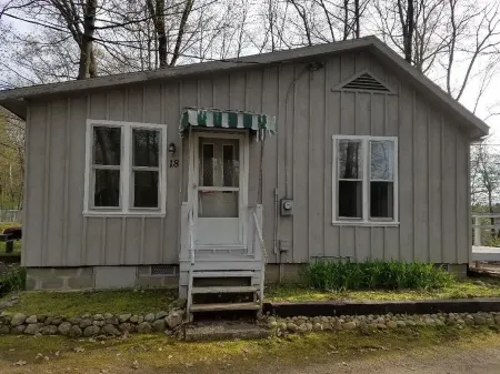 Housekeeping Cottage - Near Lake George & Adirondacks Отели рядом с достопримечательностью «Зона отдыха Герни Лейн»