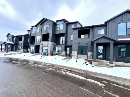 Modern and new  3-bedroom townhome with AC and WiFi in Mountain Green