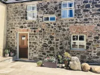 5 Star Coachmans cottage. Built in the mid 18th Century. Hotels near The Dark Hedges
