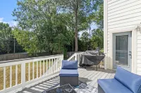 Luxurious, Sleeps 13, Pool Table & Game Room, Spacious, 5 mins to Uptown