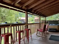 Fishing Pond, Wifi, Corn Hole, Easy Roads, Hot Tub, Fire Pit, Dog Friendly!