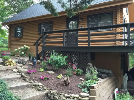 Unique Rustic, upscale, 3 br/2 ba Cabin w/Fireplace, Firepit, Pool Table & Wifi