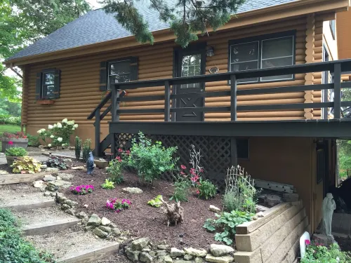 Unique Rustic, upscale, 3 br/2 ba Cabin w/Fireplace, Firepit, Pool Table & Wifi