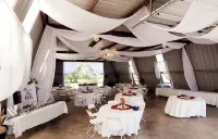 Farmhome on 80 acres, Fire Pit, Close to UCM, Whiteman AFB, Kansas City, Pets OK Hotels in Johnson County