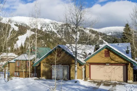 The Lynx Retreat - Slopeside Ski In/Out Home Near Glacier National Park Отели в г. Уайтфиш