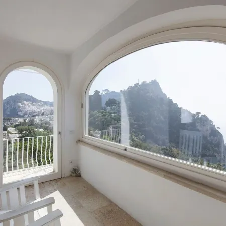 Charming, quiet house with magnificent views of the sea and capri from above