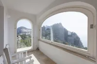 Charming, quiet house with magnificent views of the sea and capri from above