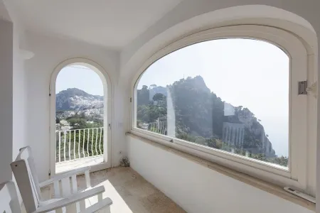 Charming, quiet house with magnificent views of the sea and capri from above Отели рядом с достопримечательностью «Via Camerelle»