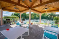 Luxurious, fully-equipped 5th floor condo with breathtaking Gulf & Bay views Hoteles en St. Pete Beach