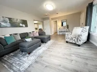 *Gorgeous Hideout, Close to everything, 3 bedrooms, fully remodeled!*