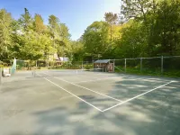 Perfect family retreat in the White Mts., Pool & Tennis Court, Dogs OK! Hotels in Madison
