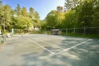 Perfect family retreat in the White Mts., Pool & Tennis Court, Dogs OK! Hotels in Madison