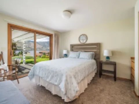 Wapato Point Pool Side Home Sleep 8, 3 Bed 2.5 Bath, Lake Views by Outdoor Pool Hotels in Manson