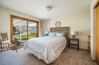 Wapato Point Pool Side Home Sleep 8, 3 Bed 2.5 Bath, Lake Views by Outdoor Pool