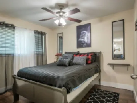 Lovely 2 bedroom in Midlothian, 3 minutes from downtown. Hotels in Midlothian