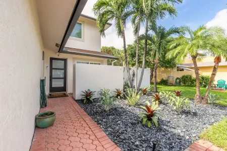 Modern Delray Beach Charmer - Near Atlantic Ave. in Delray Beach Отели в г. Делрей-Бич