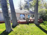Lakefront cottage on 540 acre Wall Lake / spectacular fishing & sunset views.