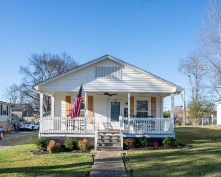 Cozy Convenient Cottage Hotels in Alcoa