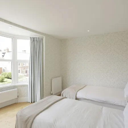 The Cannons - luxury hotel style, central apartment with fantastic sea views Отели в г. Саутволд