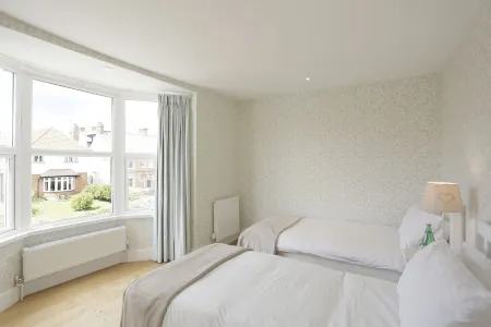 The Cannons - luxury hotel style, central apartment with fantastic sea views