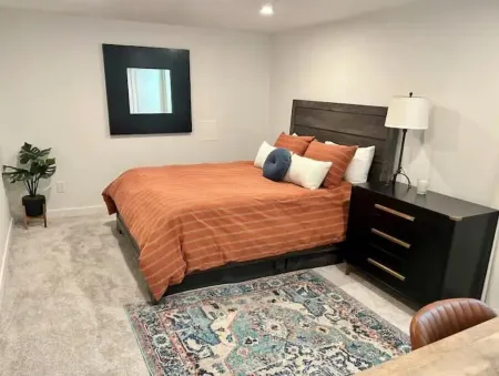 Beautiful Ballard Basement Отели рядом с достопримечательностью «Библиотека Сиэтл Метафисикал»