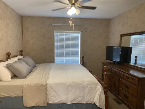 Cheerful 2 bedroom home, King Suite, Wi-Fi