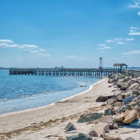 Cape Charles Newly Updated Family-friendly Beach House, 1 Block to Private Beach