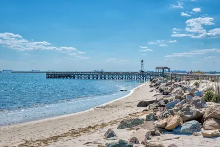 Cape Charles Newly Updated Family-friendly Beach House, 1 Block to Private Beach Отели в г. Кейп Чарльз