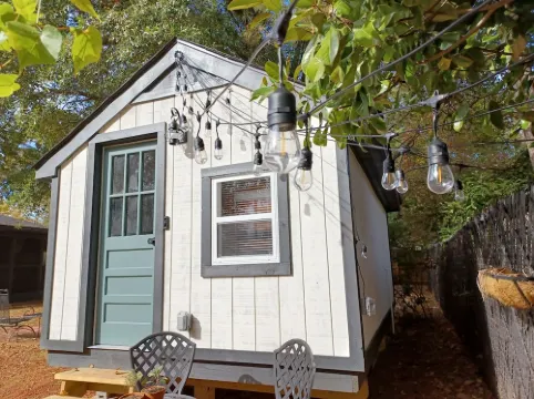 The Tiny House Experience, at That Treasure House .. 2 Bed Loft & 1 Bath