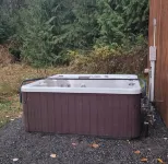 Skyline cottage, private hot tub, wifi sleeps 4!