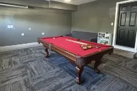 4BR,4 King Beds, 5 minute walk to Edgefield Mcmenamins, Pool Table, Full Kitchen