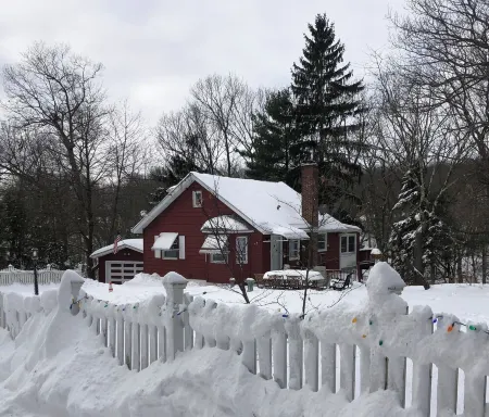 Beautiful, quaint lake community home. Отели в г. Вернон Тауншип