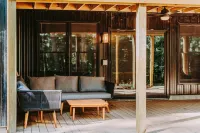 Luxurious Speakeasy Lodge, Hot Tub, Wifi & Hidden Speakeasy! Mins from the Caves