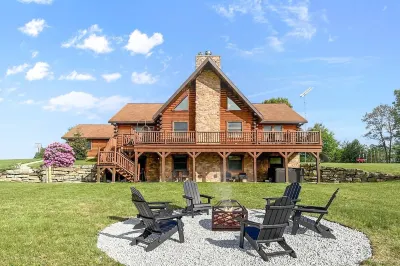 Luxury Cabin w/Heated Pool, 22Min to 7 Springs, HotTub, Sauna, Game Room & Views のホテル