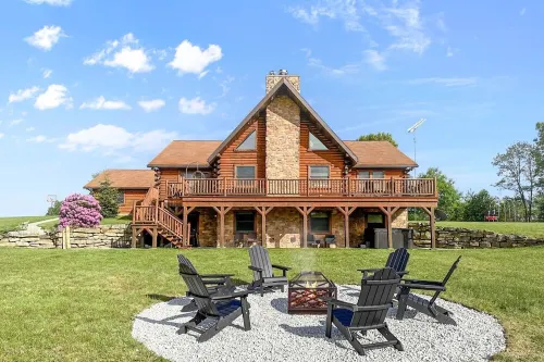Luxury Cabin w/Heated Pool, 22Min to 7 Springs, HotTub, Sauna, Game Room & Views