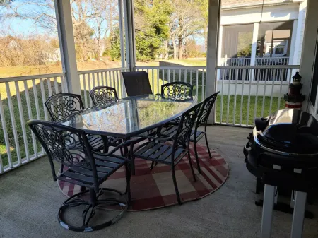 Minutes from Bethany Beach, sleeps 14, pools, golf, tennis beach shuttle & more Отели в г. Ошен Вью