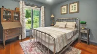 2 bedroom cottage-Cozy winter vibes with wood stove and hot tub