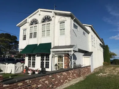 Tiffany's Premier Studio Vacation Rental Downtown Mackinaw City Hotel dekat Old Mackinac Point Lighthouse
