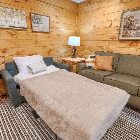 Private Wooded Cabin - 8 Minutes to Top Trails -Hot Tub Room