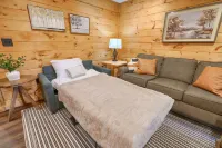 New+ Updated. Hot Tub. Near Trails. Game Room. Firepit. Secluded 8 Acres