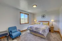 10Bedroom 6 bath Lakeview Retreat with Year-Round Hot Tub & Unique Entertainment